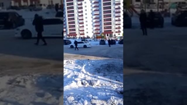 Toyota Mark-2 дрифтует во дворе на Баумана