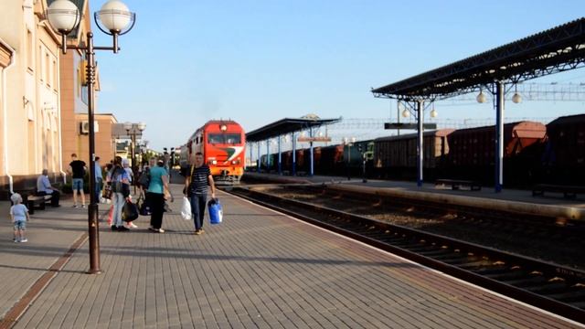 Прибытие ТЭП70БС-117 с поездом Гродно - Коммунары на станцию Лида смотреть онлайн