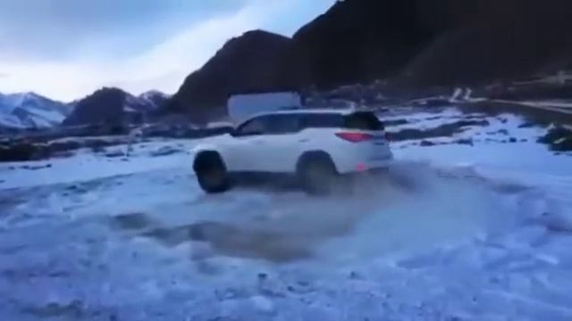 Toyota Fortuner stunt in ice power test??????????????????????????????????????????????????????????? смотреть онлайн