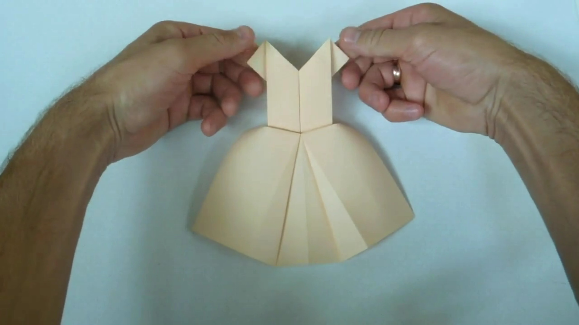 Как сделать платье из бумаги. Оригами платье.mp4 смотреть онлайн