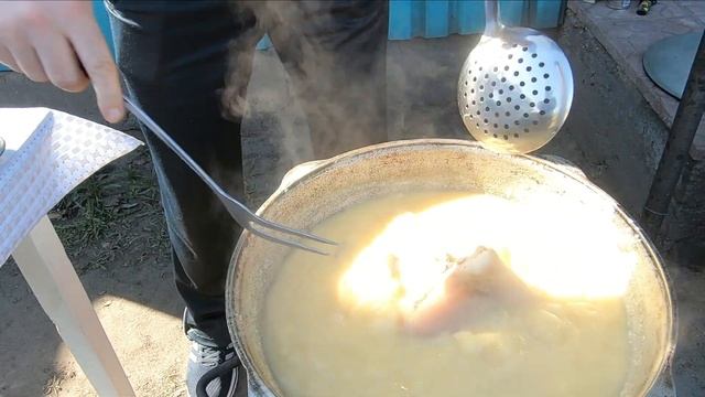 Гороховый суп в казане. Готовим гороховый суп с рулькой и копчёнными рёбрами. смотреть онлайн