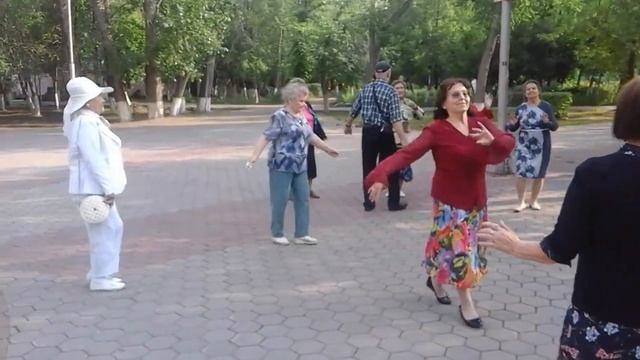 Танцы по средам в центральном парке Караганды!!! смотреть онлайн