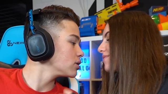 1 KILL = 1 BESO con MI NOVIA en FORTNITE ?? смотреть онлайн