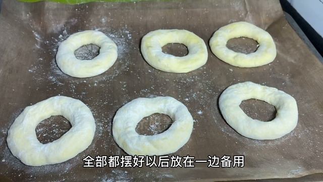 甜甜圈不用烤箱也能做，糕点店卖2元一个的我用300克面粉能做12个 смотреть онлайн