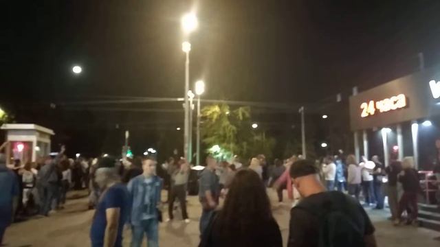 Уличные музыканты около метро "Партизанская" играют песню "Экспонат" группы "Ленинград" смотреть онлайн