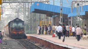 Индийский поезд мчится быстрее ветра, шокирующее видео