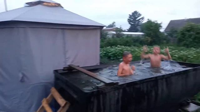 Вагонетка посреди огорода. Парни после бани бультыхаются и не хотят выходить смотреть онлайн