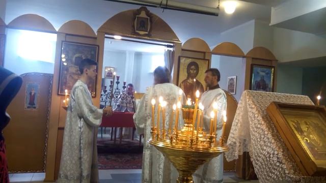 Воскресная Литургия в нижнем храме. Евангелие смотреть онлайн