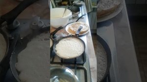 Выливаем блин на сковородку и переворачиваем