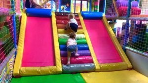 Милана и Марк в парке развлечений, прыгают на батутах и лазят по лабиринтам.