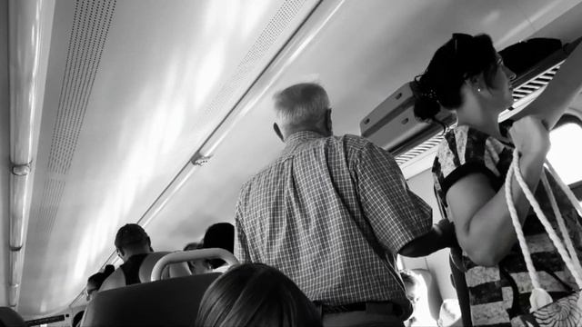 Люди стоя едут в электричке смотреть онлайн