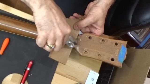 P.1 Gibson Les Paul Custom. Ремонт Головы. Headstock repair смотреть онлайн