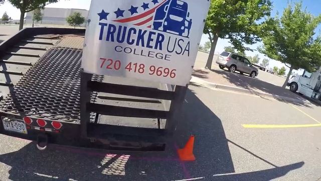 США. Учёба на дальнобойщика. Пришёл и СДАЛ ! смотреть онлайн