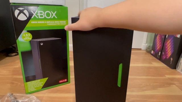 XBOX Series X Replica Mini Fridge смотреть онлайн