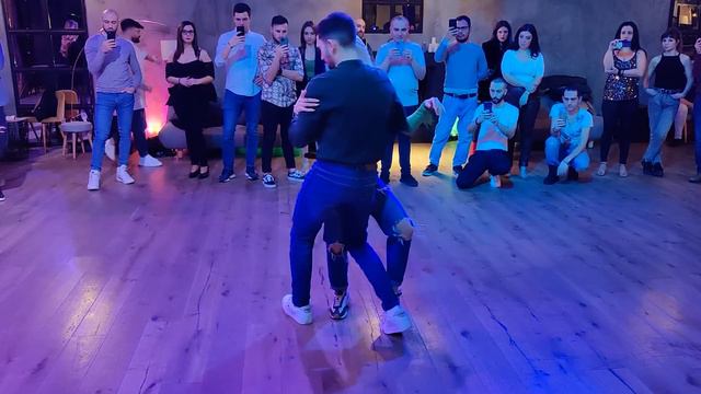 Truji y Gloria - Llorar @ The Living 2023 смотреть онлайн