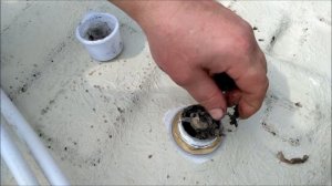 Лучше сразу заменить слив в душевой кабине