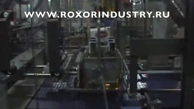 Упаковка стеклянных бутылок с алкоголем в картонную упаковку. смотреть онлайн