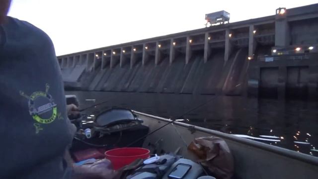 #18 Catfishing at Bagnell Dam смотреть онлайн