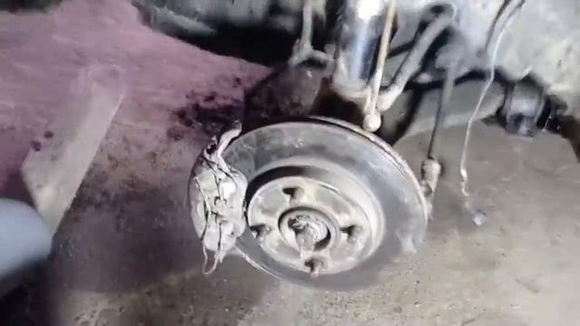 Как снять передние тормозные колодки Ford Focus 1 #RAZNOBOY #FordFocus1 #фордфокус1