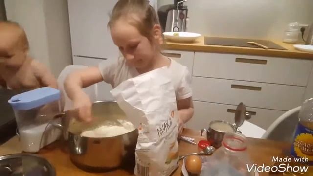 Пятничный влог : Дочка первый раз готовит блины. смотреть онлайн