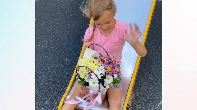 Цветочная сумочка с кустовой хризантемой микс (к 1 сентября) смотреть онлайн