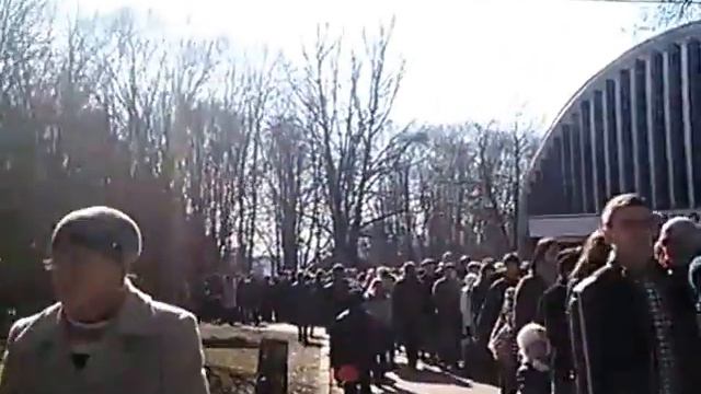 Мы стали в очередь в зоопарк Харьков 8 марта 2014 смотреть онлайн