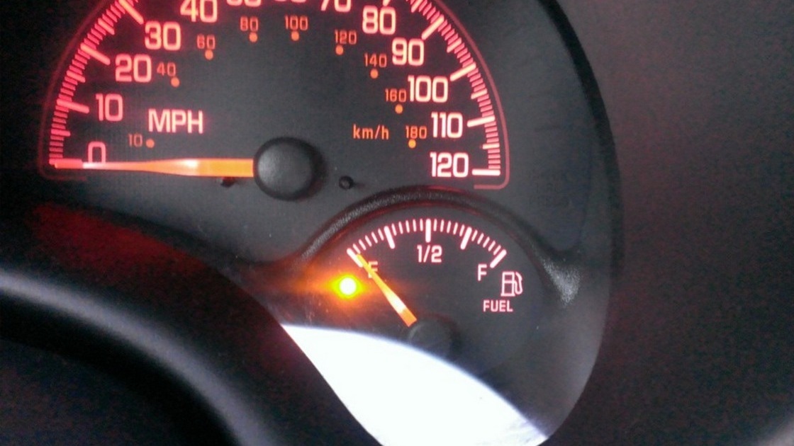 Сколько в баке остается литров бензина, когда загорается лампочка смотреть онлайн