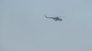 Вертолет взлетает с полосы как самолеты