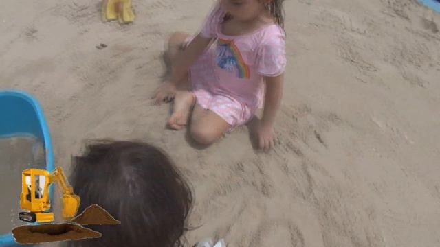 Милана и Ника играют на пляже и соревнуются, кто не упадет с лодки. Beach competition.การแข่งขันบีช смотреть онлайн