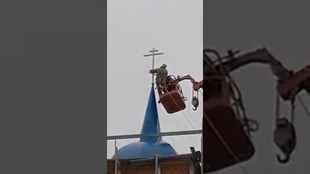 Установка креста на старинном храме. Малмыж, Вятка. смотреть онлайн