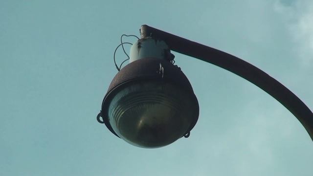 Старый уличный фонарь СПЗП-500 с лампой ДРЛ отпавшей из-за времени внутри плафона. смотреть онлайн
