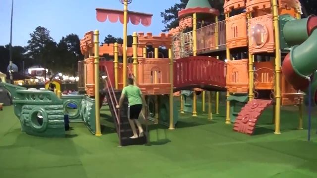 Огромные батуты и парк аттракционов в Италии / Huge trampolines and an amusement park in Italy. смотреть онлайн