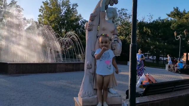 Новороссийск. Лера на побережье Чёрного моря. Прогулка по городу смотреть онлайн