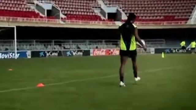 Ronaldinho natural skills. first youtube video to make a million vue in less than 24h смотреть онлайн