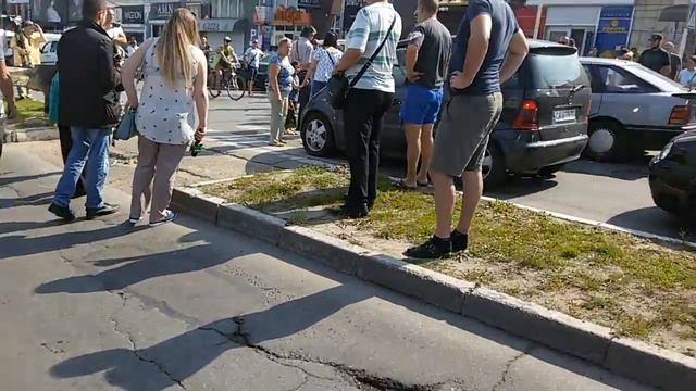 Семь отважных бабулек, перекрыли Международную трассу! смотреть онлайн