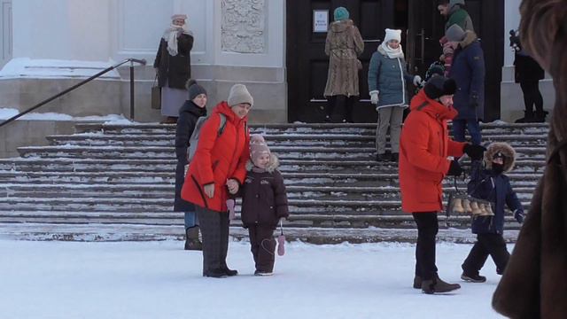 Дети бегут с колоколами. Колокольный звон. смотреть онлайн