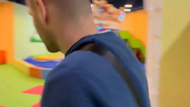 Здесь меня не смогут найти. Играем в прятки в большом центре. смотреть онлайн