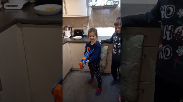 Сейчас дочя будет вырывать зуб который шатается. ха.ха.ха