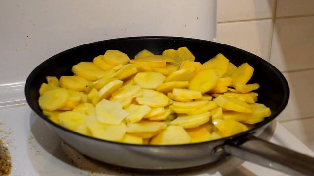 Как правильно жарить картошку/Картошка жареная с луком. смотреть онлайн