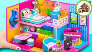 Миниатюрный двух этажный  домик очень удобными комнатами для семейного отдыха из картона /205