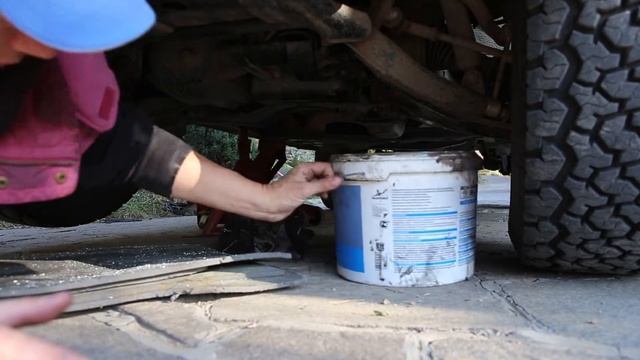 Isuzu Trooper engine oil change / Замена масла в двигателе Исузу Трупер смотреть онлайн
