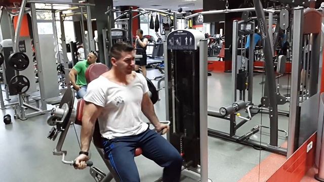 Подъём на бицепс в тренажёре + отжимания от скамьи перед собой смотреть онлайн