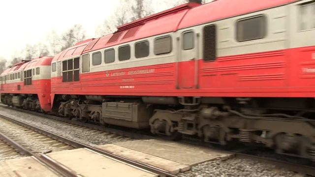 Тепловоз 2М62M-0536 на о.п. Кутишкяй / 2M62M-0536 passing Kutiškiai stop смотреть онлайн