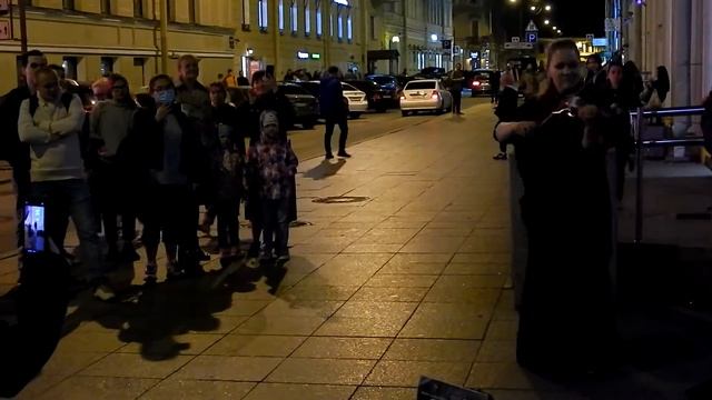 Девушка со скрипкой в центре Санкт-Петербурга, на углу Малой Морской и Кирпичного переулка... смотреть онлайн