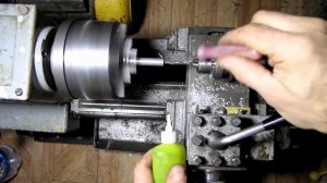 сверление отверстия на токарном станке при помощи задней бабки. настольный станок