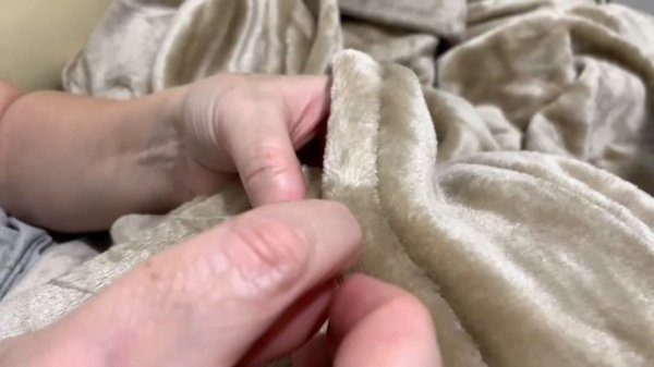 Как застелить большой диван.