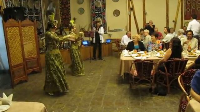 Узбекский национальный танец в ресторане Tarona в Ташкенте. смотреть онлайн