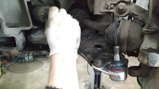 Mercedes-Benz B200 - Замена шаровой опоры. смотреть онлайн