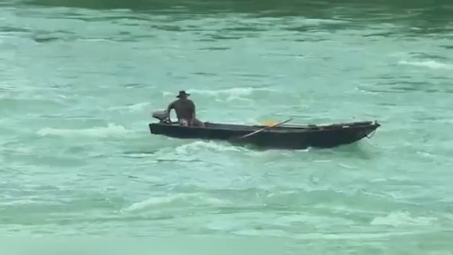 ОНИ ПОГРУЖАЮТСЯ ПОД ВОДУ НА 70 МЕТРОВ БЕЗ ВСЯКОГО ОБОРУДОВАНИЯ И ЖИВУТ ПРЯМО В МОРЕ! смотреть онлайн