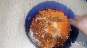 Бюджетный салат с морковью, фасолью и сухариками